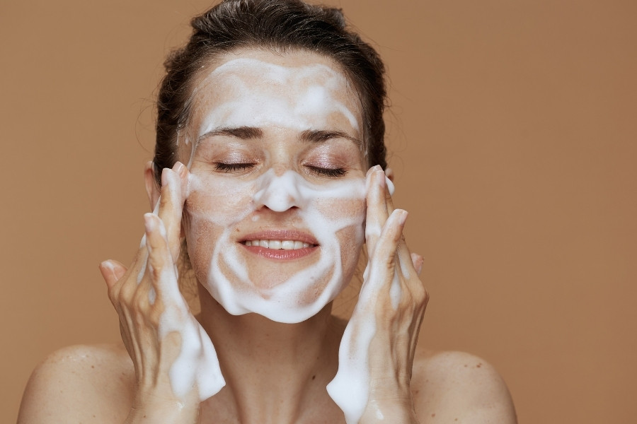 Dùng sữa rửa mặt với nước ấm