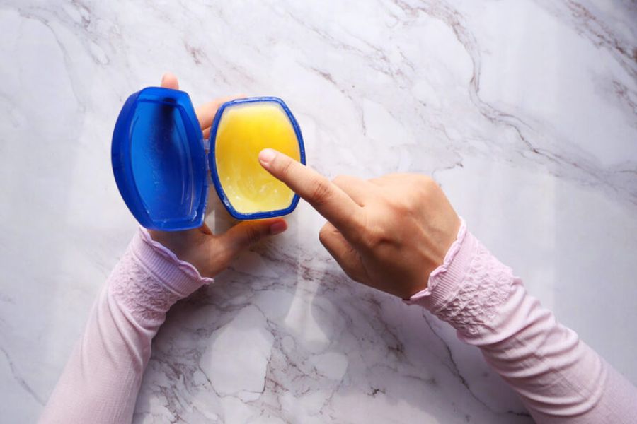 Hướng dẫn bôi vaseline đúng cách sau khi phun xăm chân mày