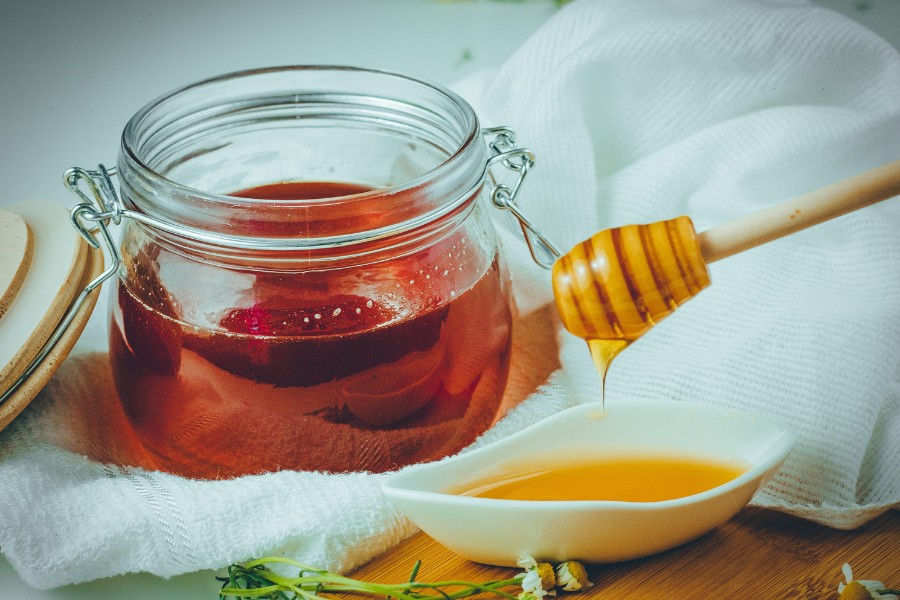 Cách tẩy trang khi không có nước tẩy trang với mật ong