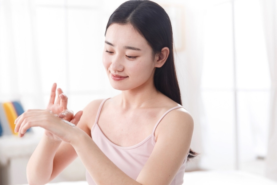 Cách dùng nước hoa hồng và kem dưỡng da