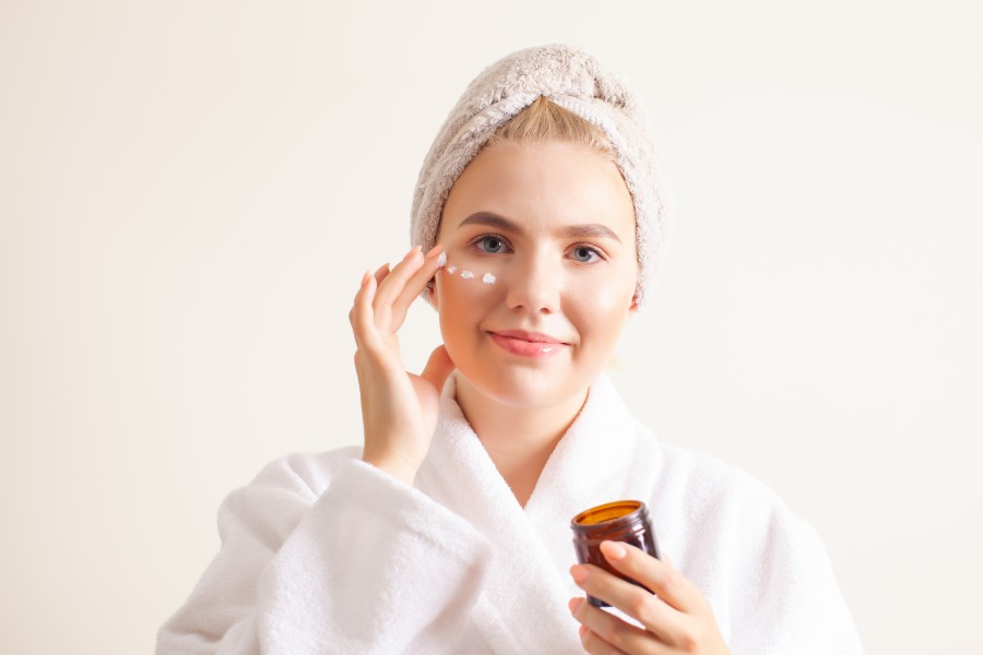 Sử dụng kem dưỡng ẩm để làm dịu da, giảm cảm giác ngứa rát Sử dụng kem dưỡng ẩm để làm dịu da, giảm cảm giác ngứa rát