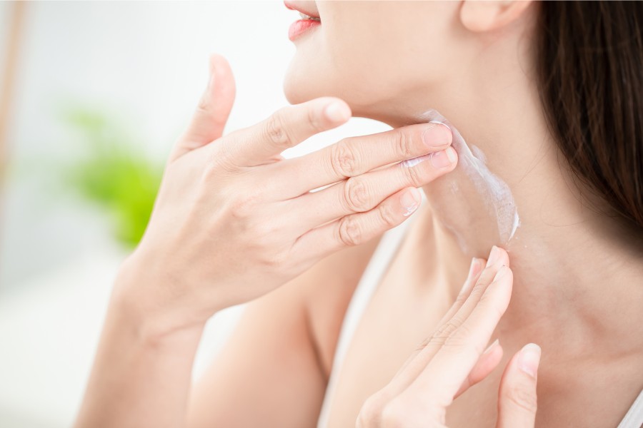 Sử dụng kem chống lão hóa làm mờ nếp nhăn cổ