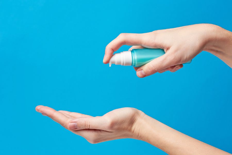 Sử dụng thuốc bôi theo toa để cải thiện tình trạng da tay bị khô nặng Sử dụng thuốc bôi ngoài