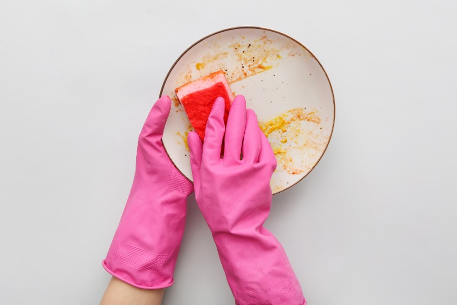 Sử dụng găng tay mỗi khi tiếp xúc với hóa chất để bảo vệ da tay Sử dụng găng tay mỗi khi tiếp xúc với hóa chất để bảo vệ da tay