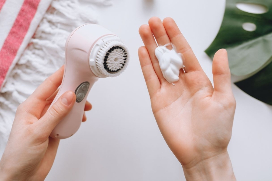 Làm sạch da bằng sữa rửa mặt trước khi đắp mặt nạ chuối trị mụn ẩn và các tình trạng khác nên rửa mặt sạch trước khi đắp mặt nạ chuối