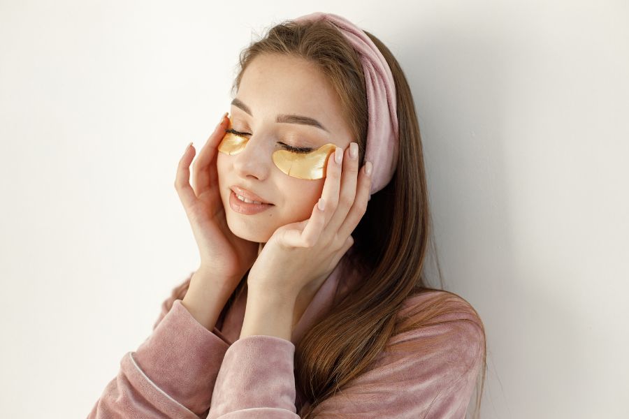 Bật mí cách đắp mặt nạ mắt, đẩy lùi bọng mắt và quầng thâm 3 Đắp mask mắt dạng gel giúp thư giãn vùng da xung quanh mắt hiệu quả