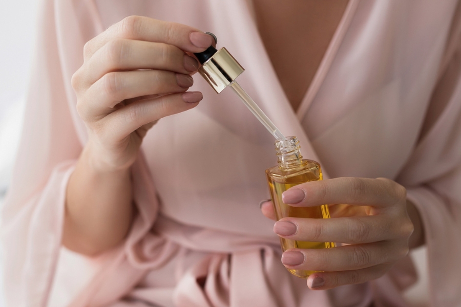 Dùng bao nhiêu giọt serum? Nếu serum có dạng lỏng nên dùng 2-3 giọt