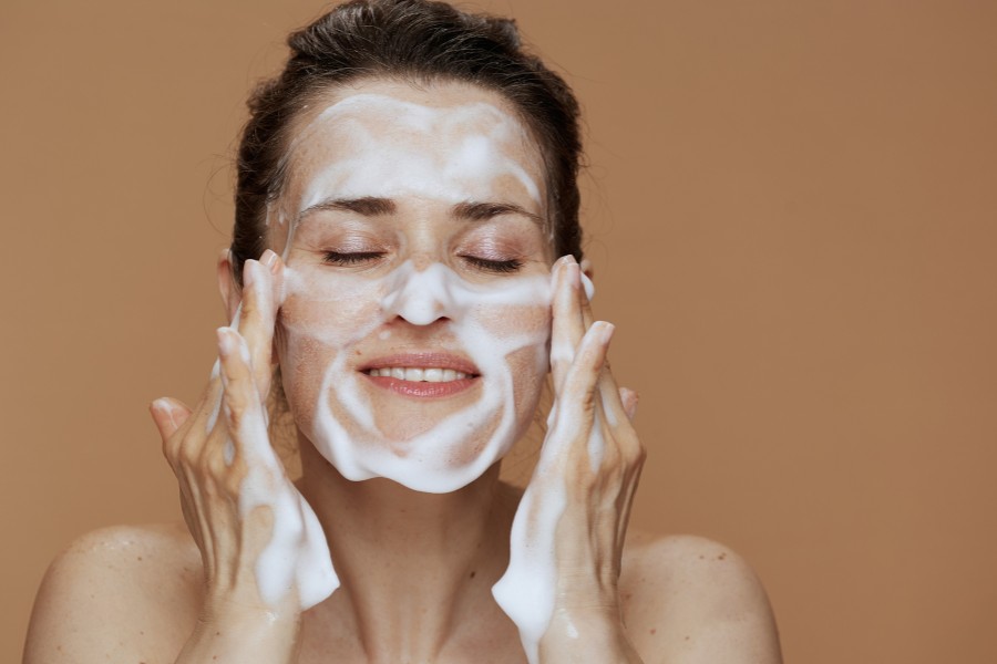 sau khi tẩy trang bạn nên sử dụng rửa rửa mặt