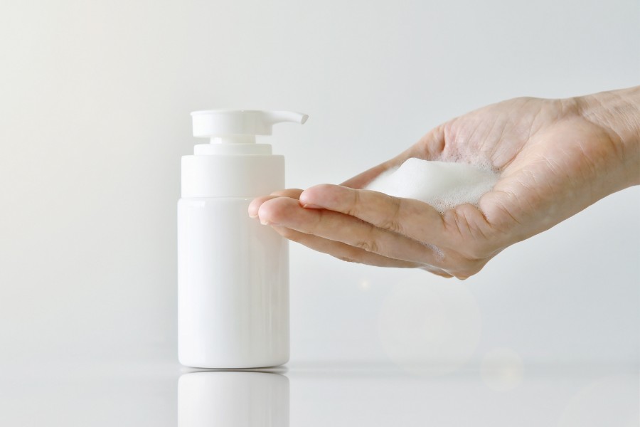 Tạo bọt sữa rửa mặt