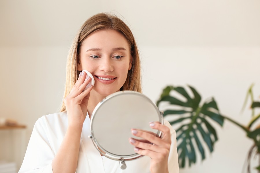 thực hiện tẩy trang