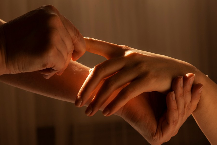 Massage cũng là một trong những cách dưỡng da tay cực kỳ hiệu quả Massage cũng là một trong những cách dưỡng da tay cực kỳ hiệu quả