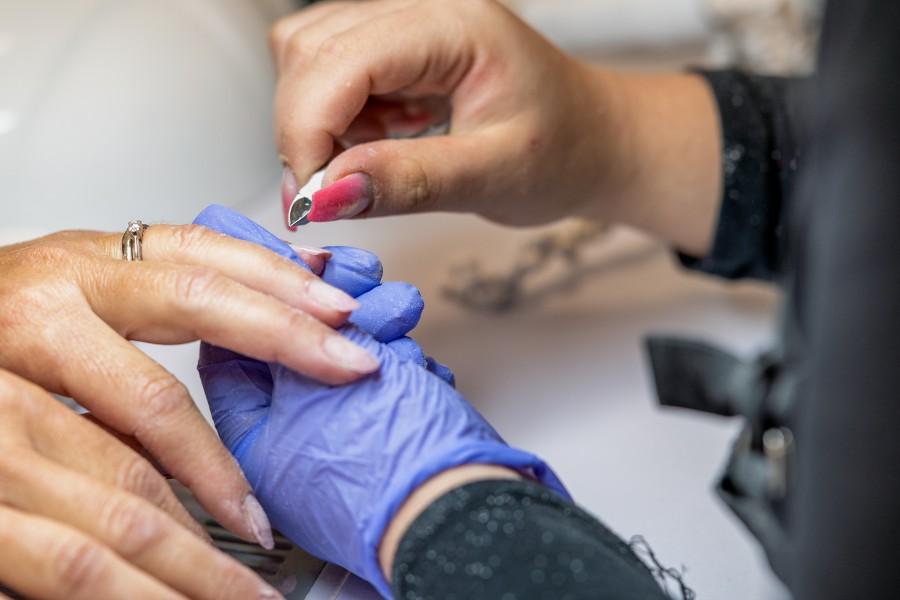 Cắt tỉa và vệ sinh móng tay thường xuyên cũng là một phần không thể thiếu trong những cách dưỡng da tay Chăm sóc móng tay đúng cách