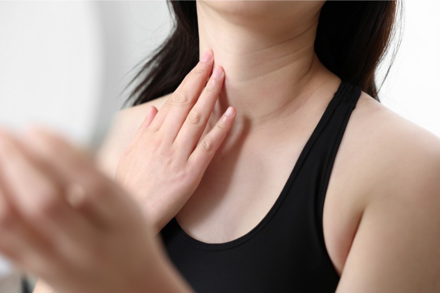 Chế độ ăn uống thiếu khoa học khiến vùng da ở cổ dễ xuất hiện nếp nhăn