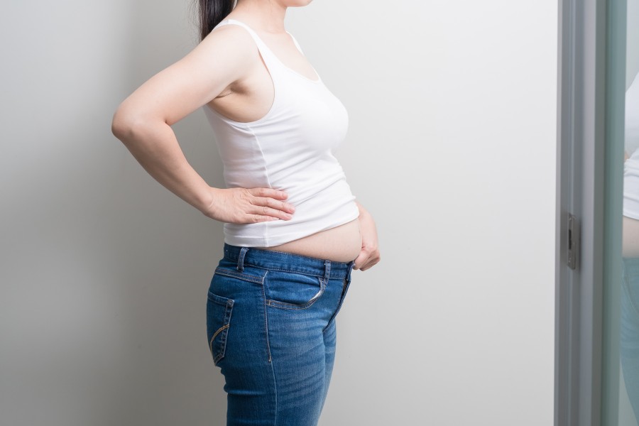 Béo phì gây áp lực nặng nề lên bàn chân, dẫn đến tình trạng khô ráp nứt nẻ Béo phì gây áp lực nặng nề lên bàn chân, dẫn đến tình trạng khô ráp nứt nẻ