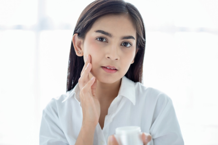 Nên thoa kem dưỡng làm dịu da sau khi peel da