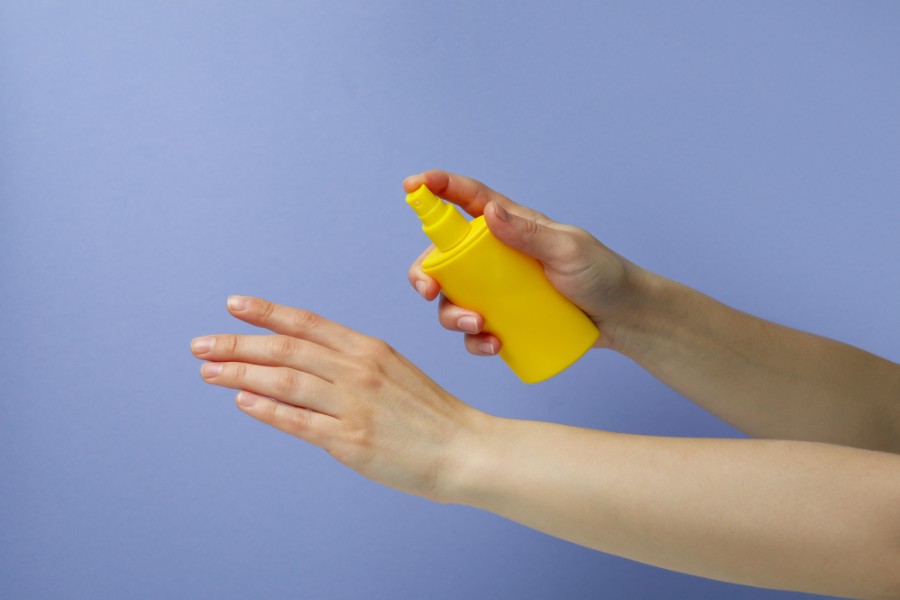 Kem chống nắng dạng xịt cũng lọt vào danh sách những loại kem chống nắng nên cân nhắc khi dùng