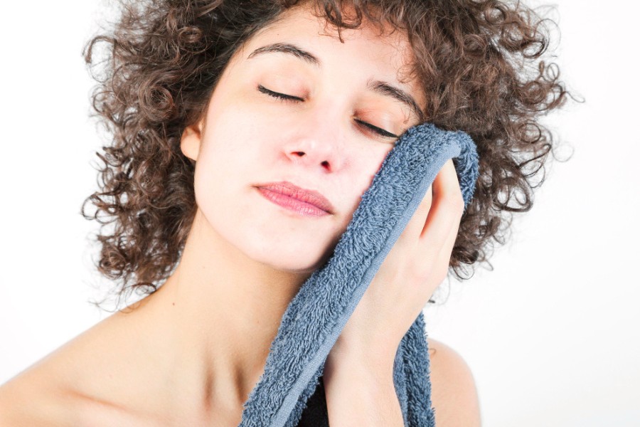 Khăn vải mềm sẽ là sự lựa chọn hoàn hảo nếu trong trường hợp không có bông tẩy trang thì dùng gì thay thế
