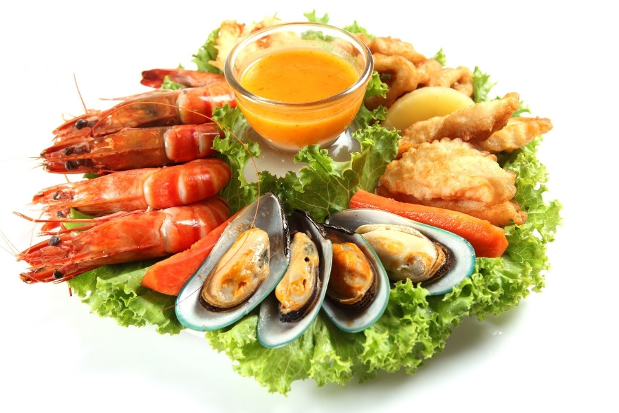 Không nên ăn hải sản sau xăm môi để môi nhanh lành và lên màu đẹp