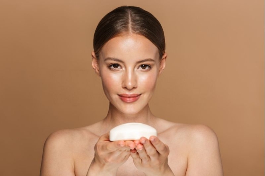 Không sử dụng xà phòng diệt khuẩn lên mặt Không sử dụng xà phòng diệt khuẩn lên mặt