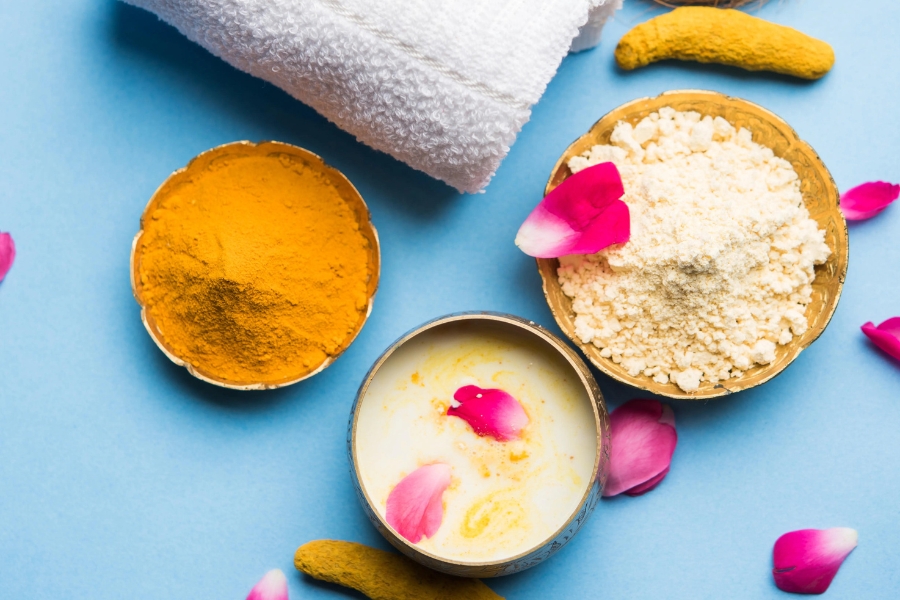 Đắp mặt nạ hoa hồng với tinh bột nghệ giúp chống viêm, kháng khuẩn mờ thâm