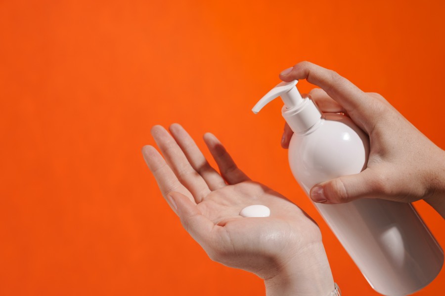 Thường xuyên thoa kem dưỡng da khi làm việc trong môi trường có không khí lạnh, khô Thường xuyên thoa kem dưỡng da khi làm việc trong môi trường có không khí lạnh, khô