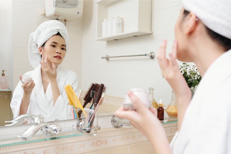 Sử dụng sản phẩm có retinoids để chăm sóc da