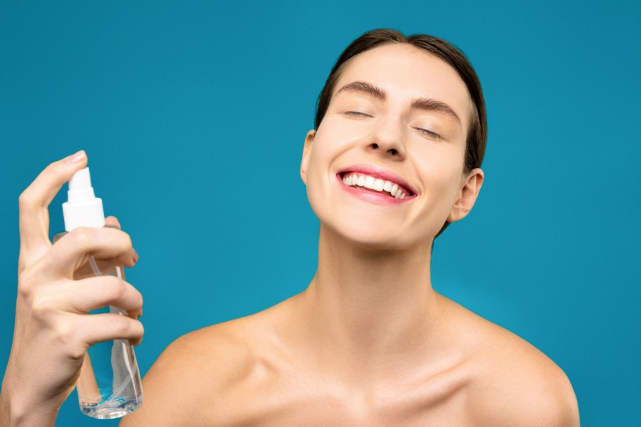 Sử dụng xịt khoáng để làm dịu da tức thời