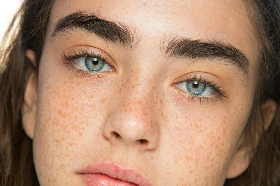 Phụ nữ hay đàn ông lông mày giao nhau đều thường gặp nhiều trắc trở trong cuộc sống Phụ nữ hay đàn ông lông mày giao nhau đều thường gặp nhiều trắc trở trong cuộc sống