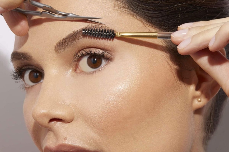 Cách tỉa lông mày ngang gọn gàng Cách tỉa lông mày ngang gọn gàng