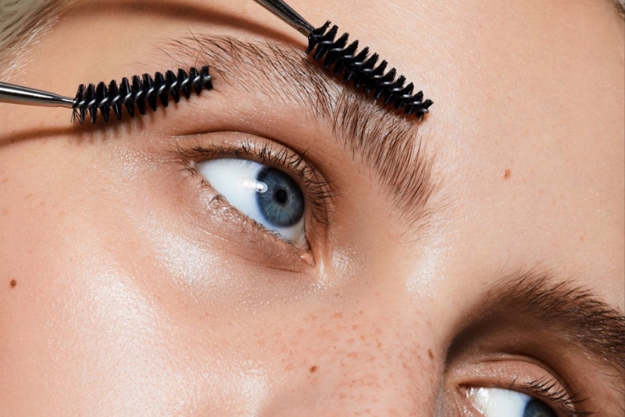 Dùng dầu dưỡng để lông mày kích thích sợi lông mày mọc dày và dài hơn