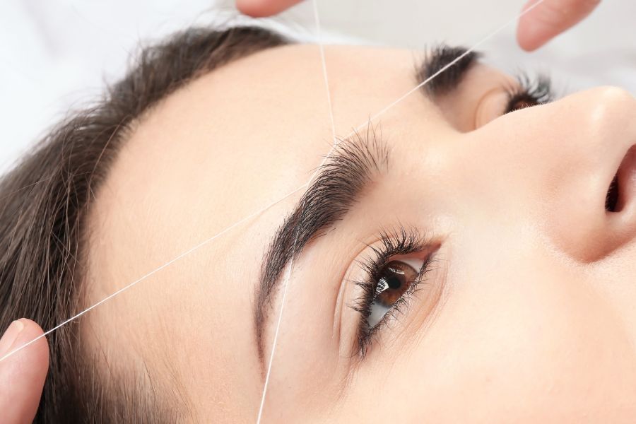 Cạo, tỉa lông mày gần mắt để dáng mày cân xứng với khuôn mặt Cạo, tỉa lông mày gần mắt để dáng mày cân xứng với khuôn mặt