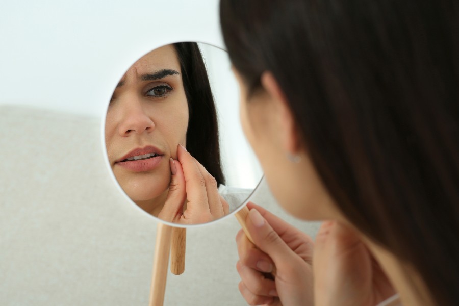 Sự thay đổi nội tiết tố có thể dẫn đến tình trạng da bị dị ứng, ngứa và sần sùi Sự thay đổi nội tiết tố có thể dẫn đến tình trạng da bị dị ứng, ngứa và sần sùi