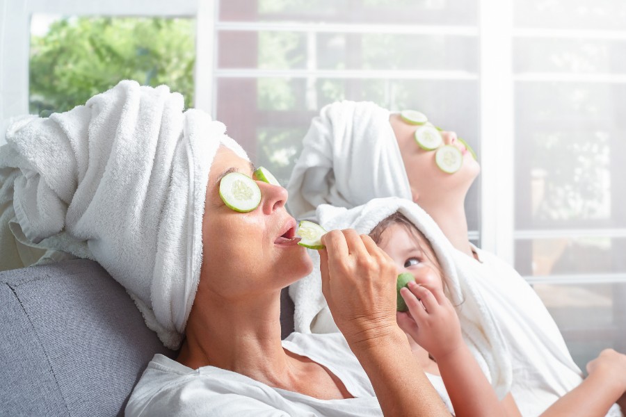 Đắp mặt nạ dưa leo để cấp ẩm và làm dịu da Đắp mặt nạ dưa leo để cấp ẩm và làm dịu da