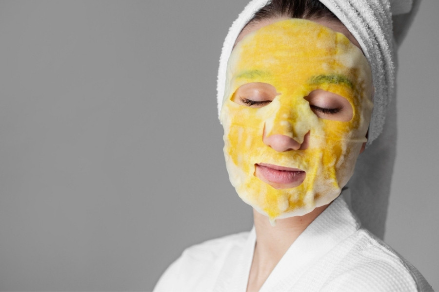 đắp mặt nạ mật ong