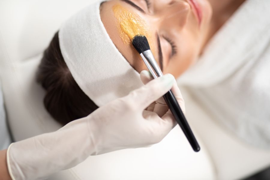 Đắp mặt nạ trứng gà sẽ có nguy cơ bị ăn nắng, do đó bạn bảo vệ da khi ra ngoài