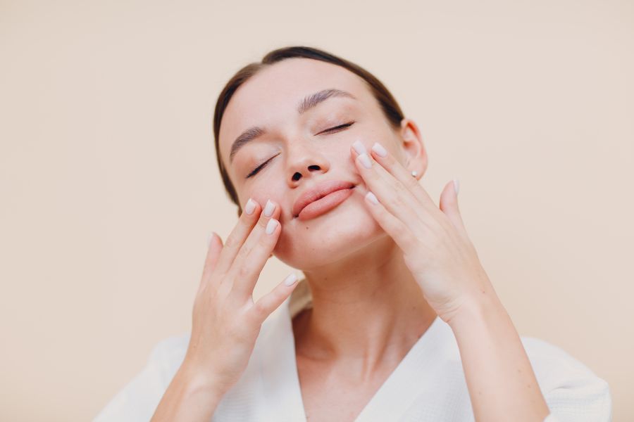 Sử dụng mặt nạ đắp qua đêm mang đến nhiều lợi ích cho da như tái tạo da, ngăn ngừa lão hóa da