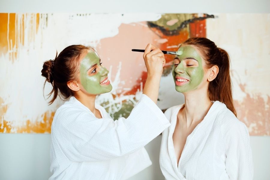 đắp mặt nạ tảo sữa chua