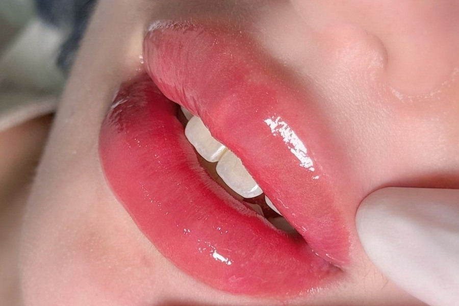 Màu mực xăm môi được chiết xuất tự nhiên, tinh chất collagen giúp dưỡng môi mang đến đôi môi căng bóng, đầy sức sống