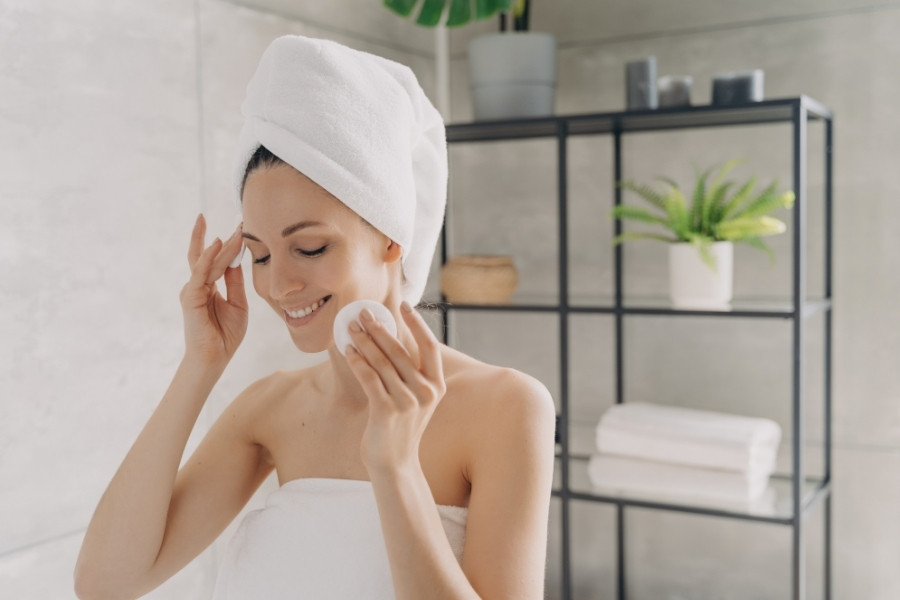 Trước khi sử dụng kem dưỡng hoặc các sản phẩm có chứa vitamin A bạn cần vệ sinh da sạch sẽ. Trước khi sử dụng kem dưỡng hoặc các sản phẩm có chứa vitamin A bạn cần vệ sinh da sạch sẽ.