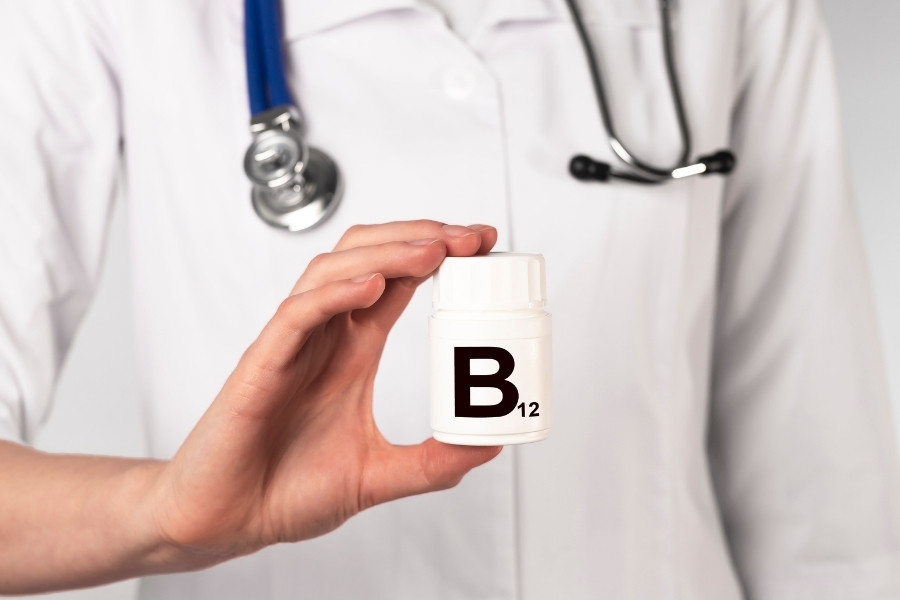 Sử dụng vitamin B12 theo liều lượng chỉ định bởi chuyên gia để hạn chế phản ứng tiêu cực cho cơ thể Một số lưu ý khi sử dụng vitamin B12