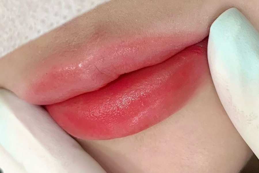 Mực phun Ngọc Dung Beauty Center sử dụng được chiết xuất 100% từ thảo dược quý, nuôi dưỡng, nâng niu đôi môi đẹp chuẩn quanh năm