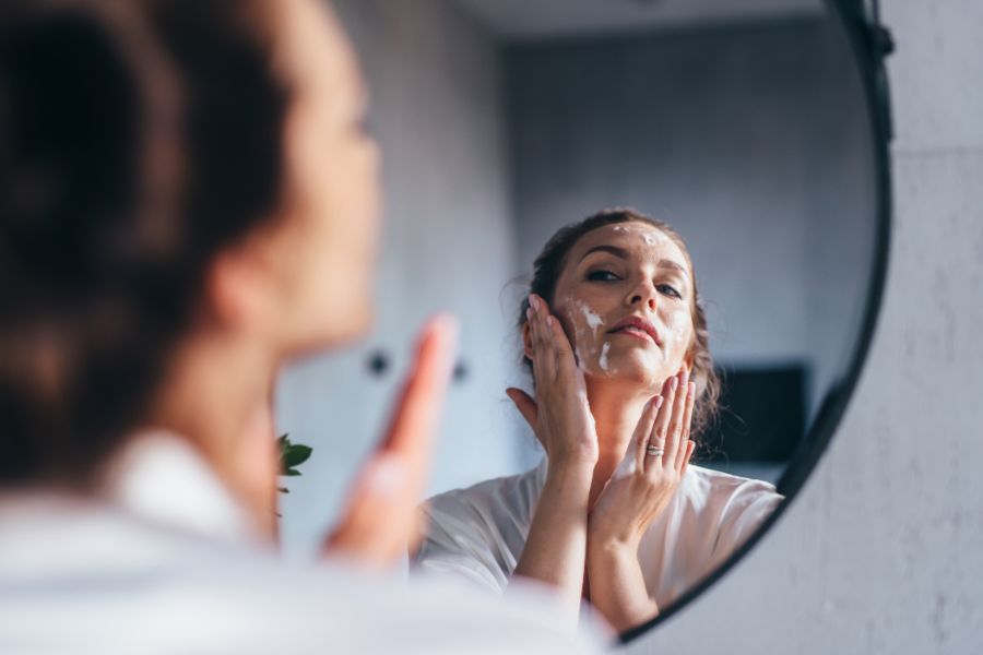 Rửa mặt đều đặn giúp làm sạch da Rửa mặt đều đặn giúp làm sạch da