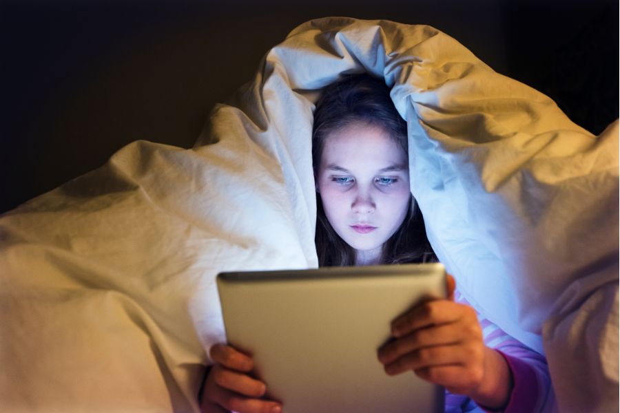 không nên đắp mặt nạ vào đêm khuya