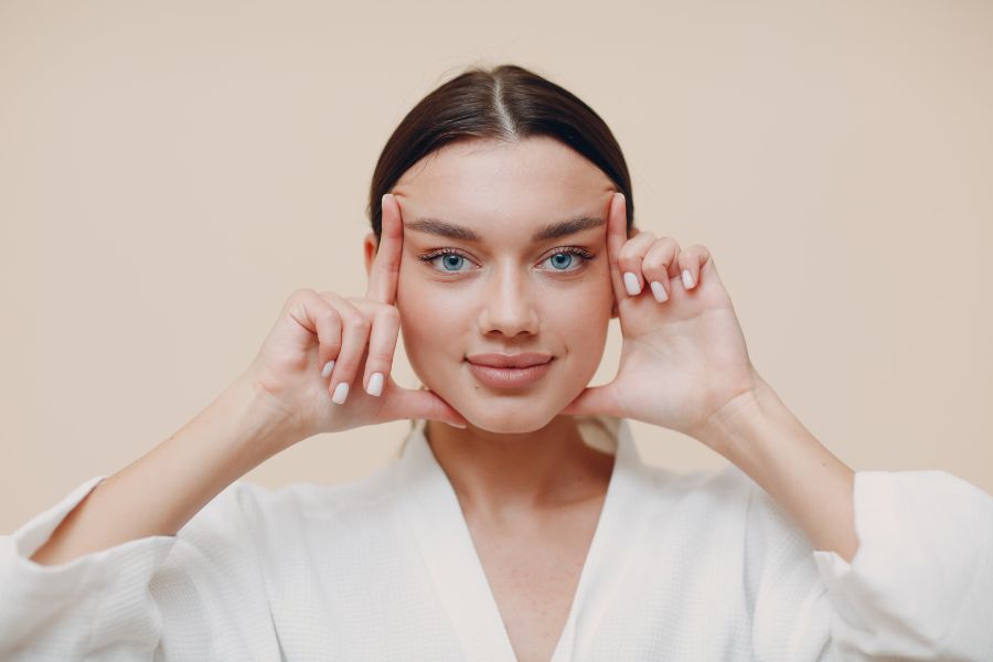 Massage nhẹ nhàng để kích mọc chân mày Massage nhẹ nhàng để kích mọc chân mày