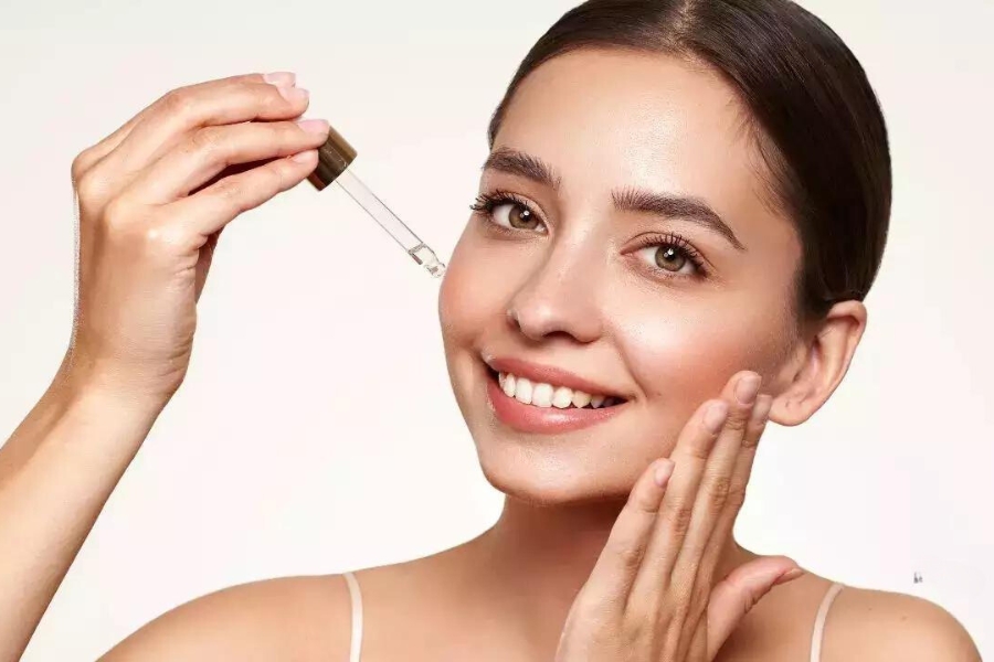 Từ 25 tuổi trở đi nên sử dụng các loại serum chứa hoạt chất chống lão hóa da