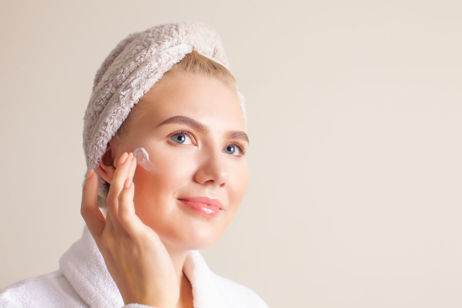 Cấp ẩm với dưỡng ẩm cho da là bước cần thiết trong quy trình double cleansing Cấp ẩm với dưỡng ẩm cho da là bước cần thiết trong quy trình double cleansing