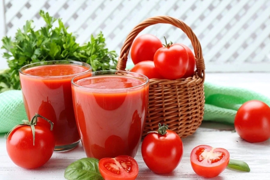Nước ép cà chua bổ sung vitamin cho da