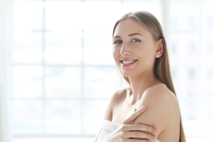 Rửa mặt ới nước muối sinh lý giúp da sáng hơn và mịn màng hơn