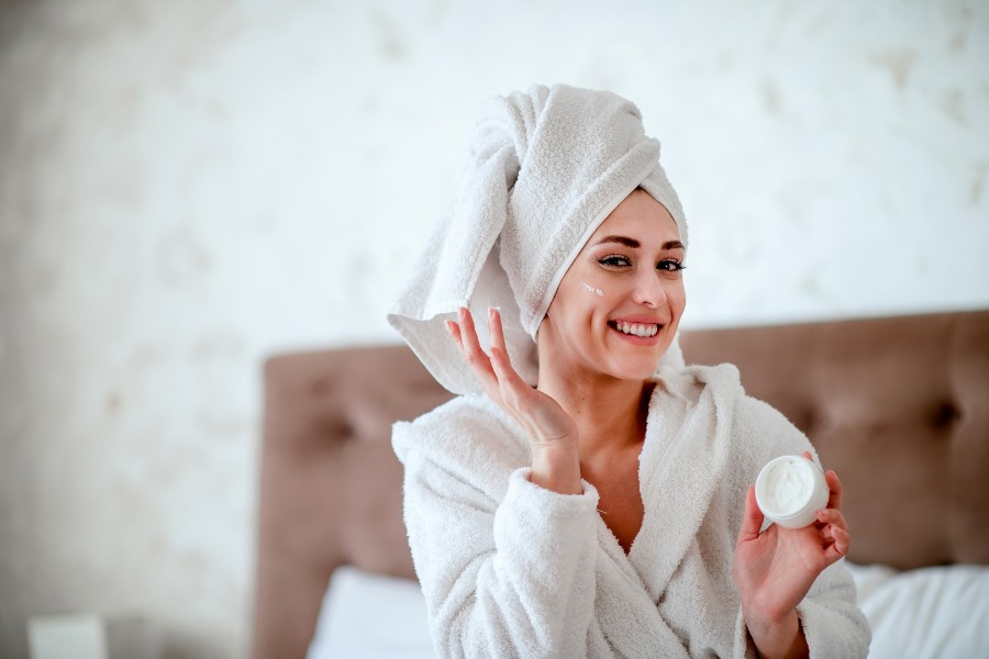 Bổ sung kem dưỡng ẩm vào quy trình chăm sóc da ban đêm để khóa dưỡng chất