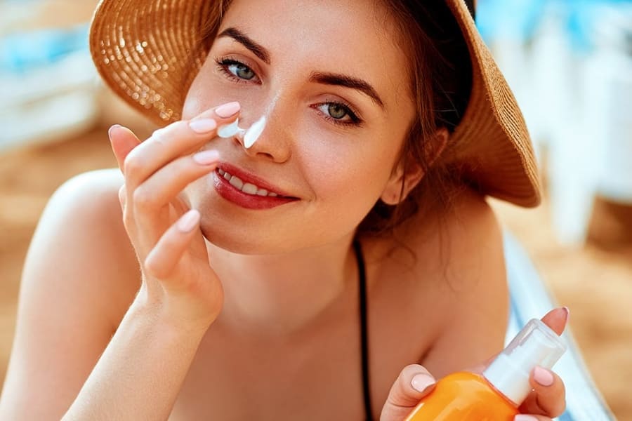 Dưỡng da và thoa kem chống nắng đầy đủ để da khỏe đẹp hơn